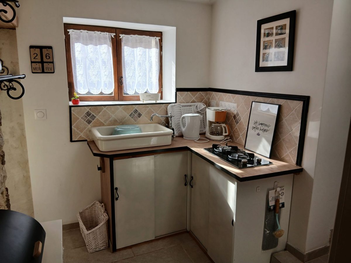 Meublé La Maisonnée_Saint Michel en L&rsquo;Herm_Kitchenette (2)