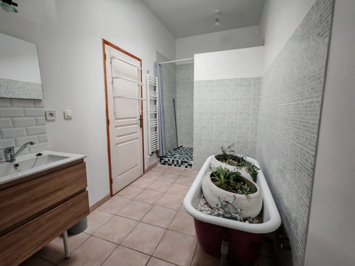 415383 – Salle d&rsquo;eau au rez-de-chaussée