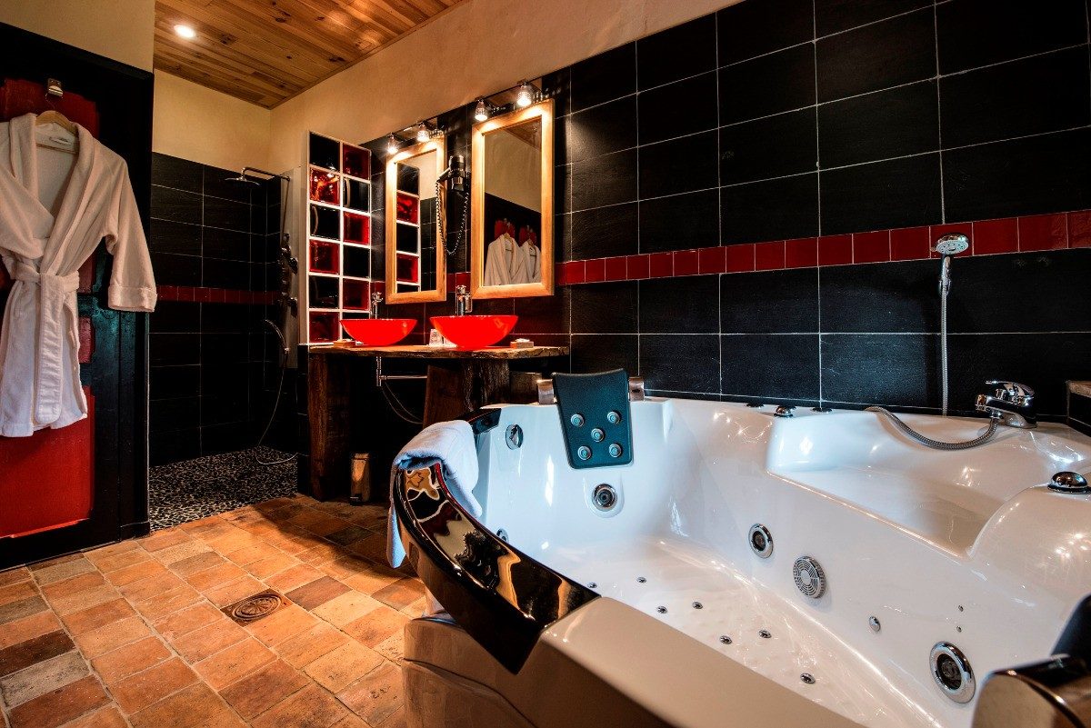 40252 – Jacuzzi/ balnéo 2 places privatif, douche à l’italienne hydromassante