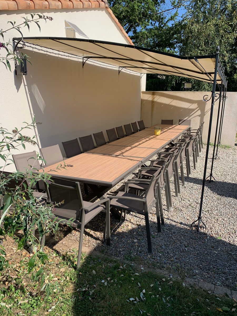 Terrasse extérieure couverte GÎTES DES VALLÉES Les chênes LA CAILLERE-ST-HILAIRE