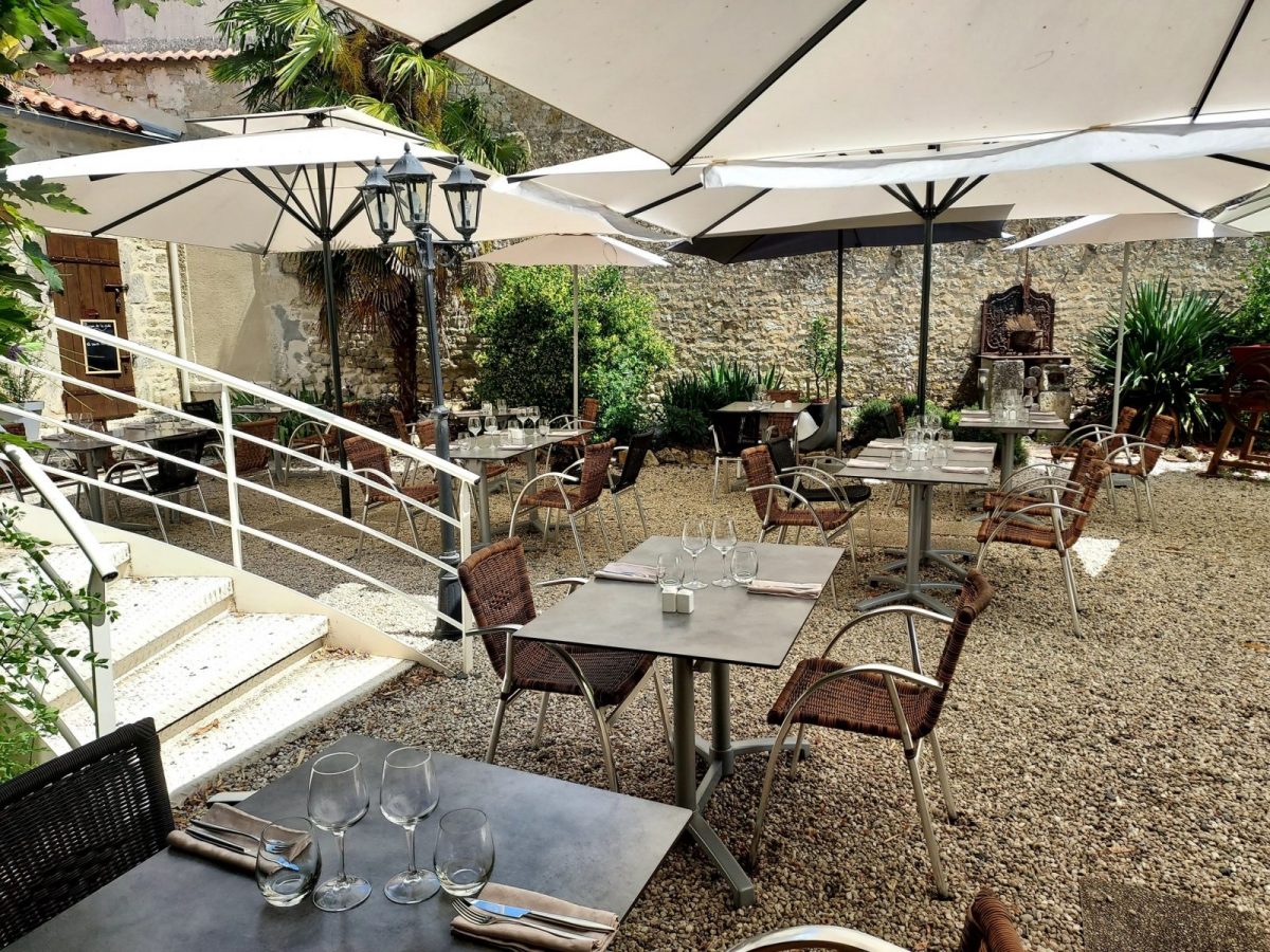 le-macis-sainte-hermine-terrasse