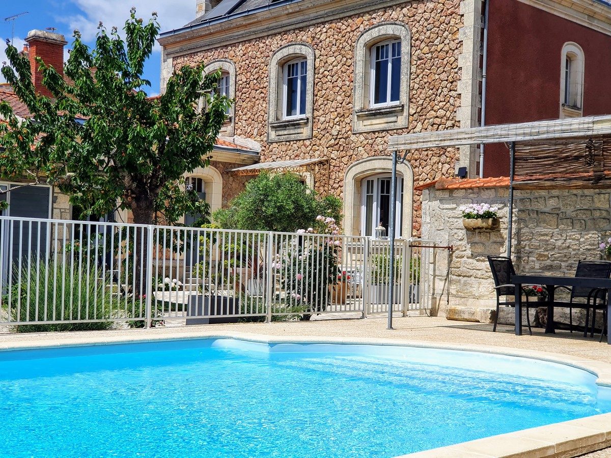 Chambre d’Hôtes La Villa des Roses- Luçon-vue piscine chauffée